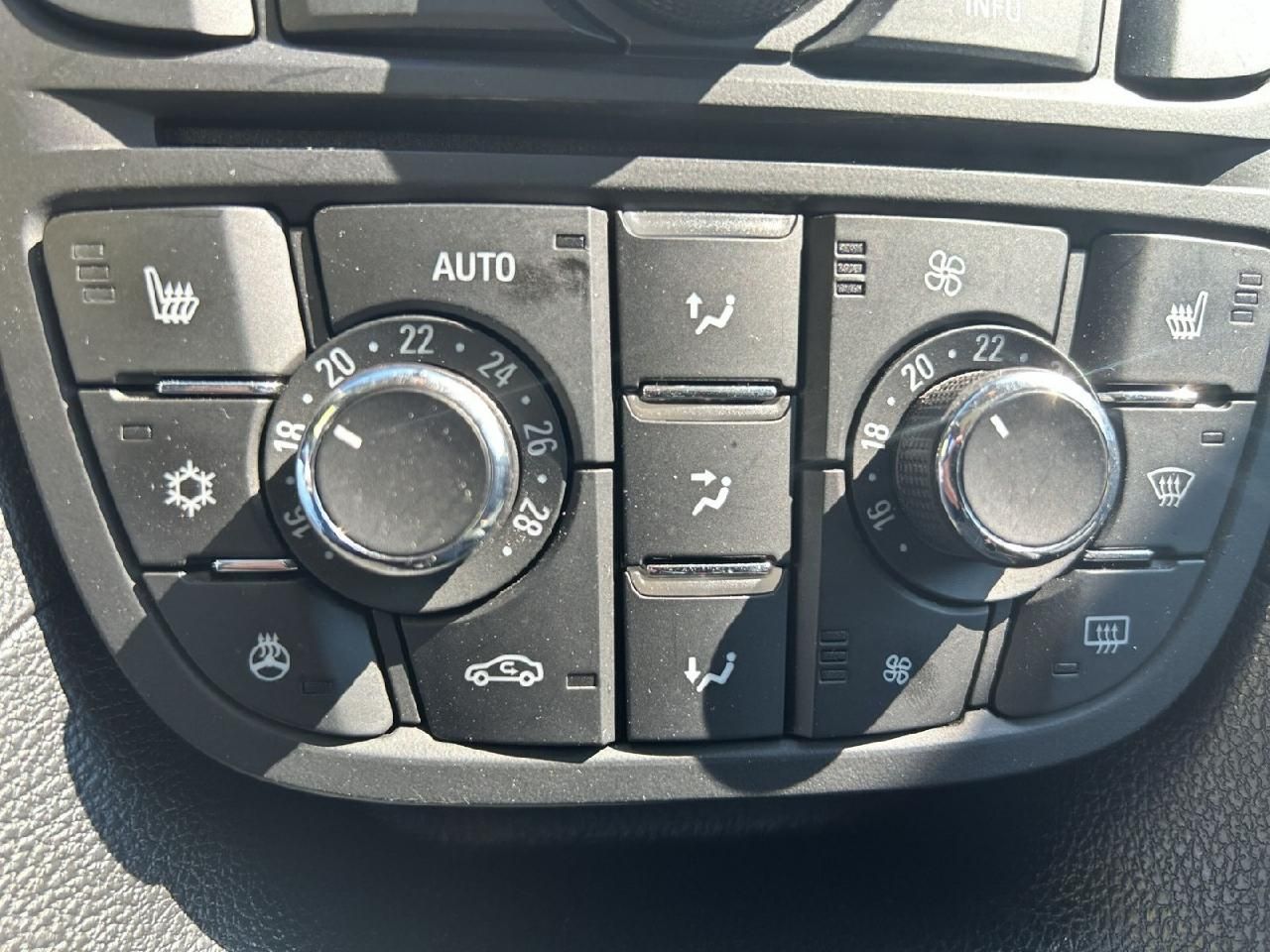 Fahrzeugabbildung Opel Meriva B Innovation, AHK, Panoramadach