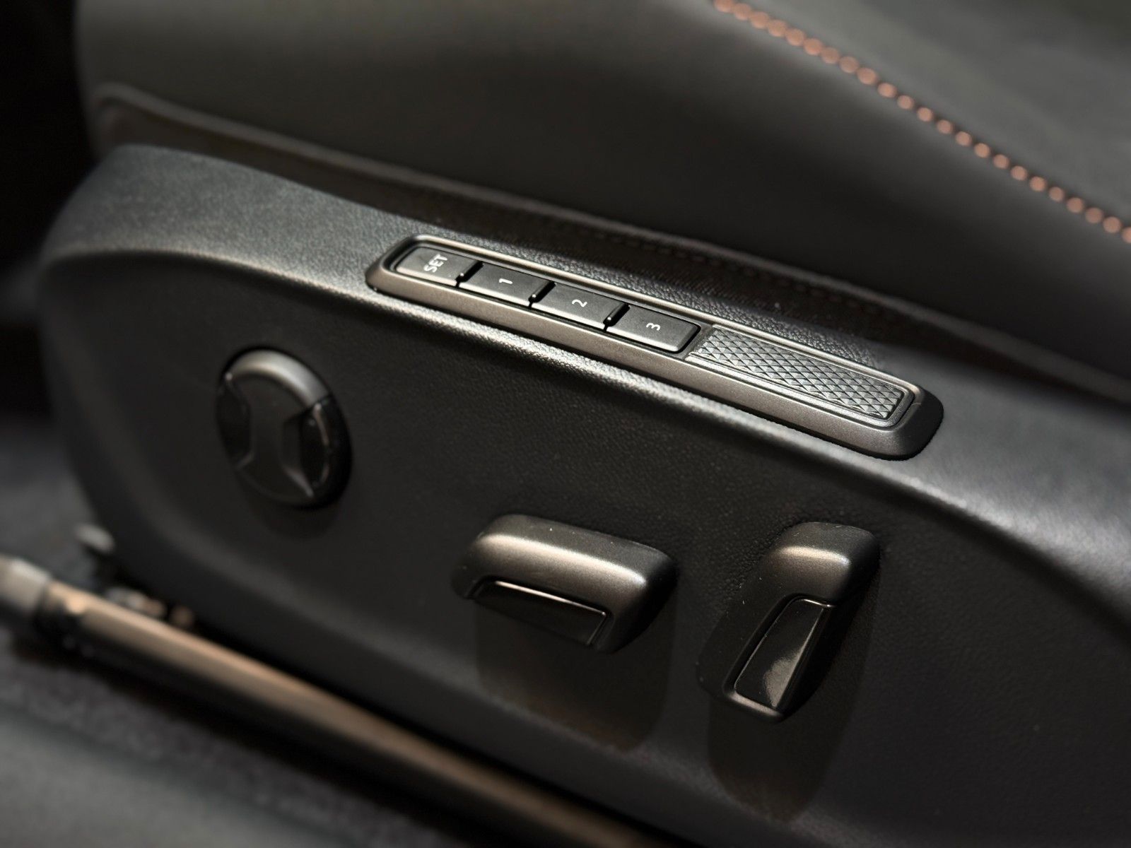 Fahrzeugabbildung CUPRA Terramar 2.0 TSI - 4Drive - VZ - DSG