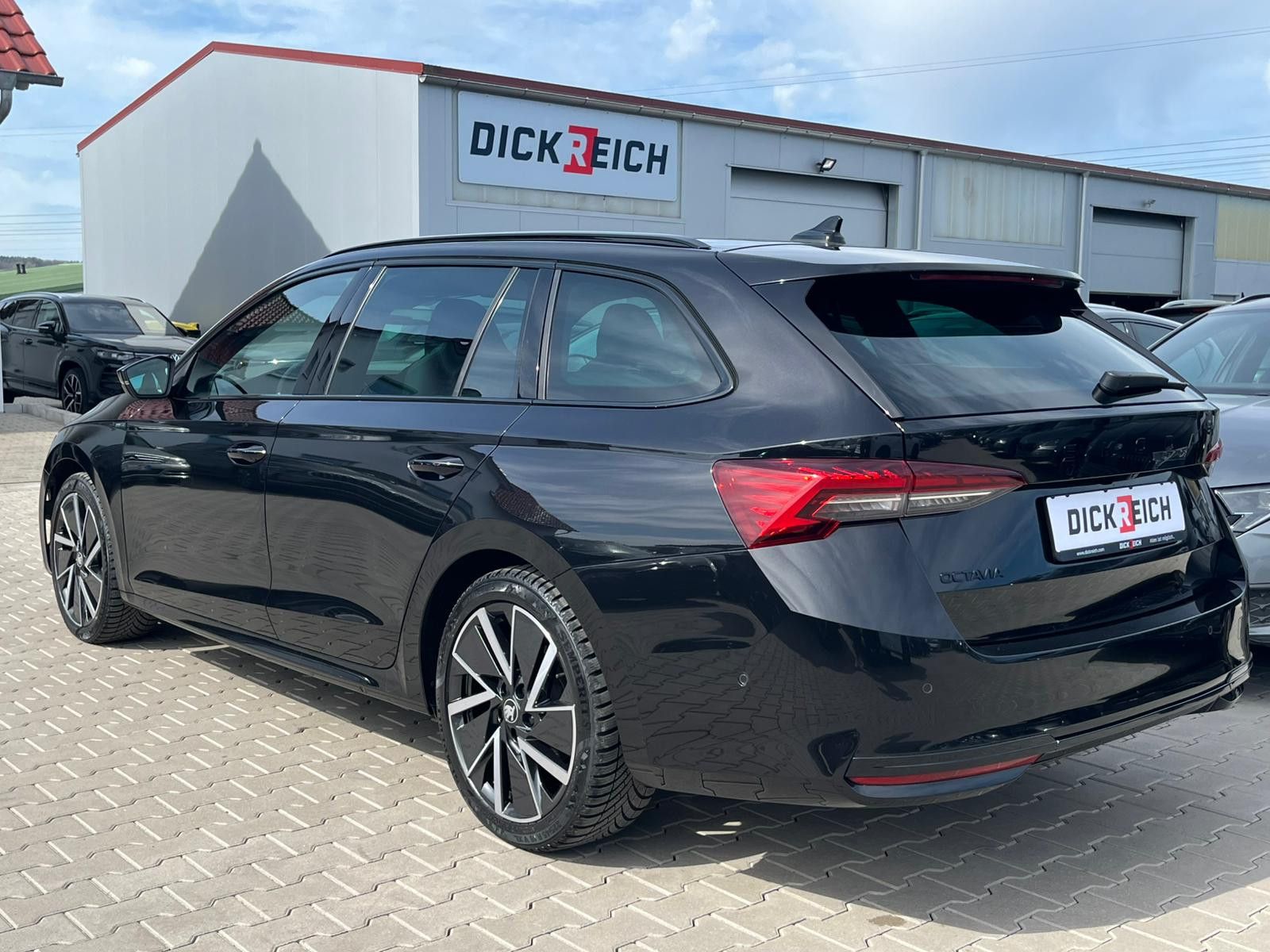Fahrzeugabbildung SKODA Octavia 1.5 DSG Sportline PANO*MATRIX*AHK*5J.GAR