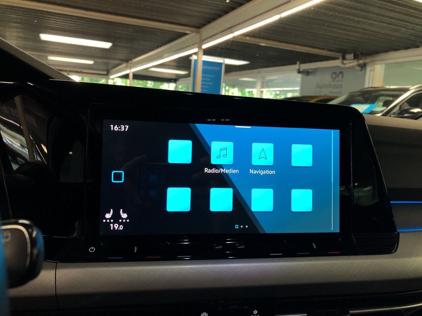 Fahrzeugabbildung Volkswagen Golf Variant Life 2.0 TDI AHK-klappbar Navi Digi