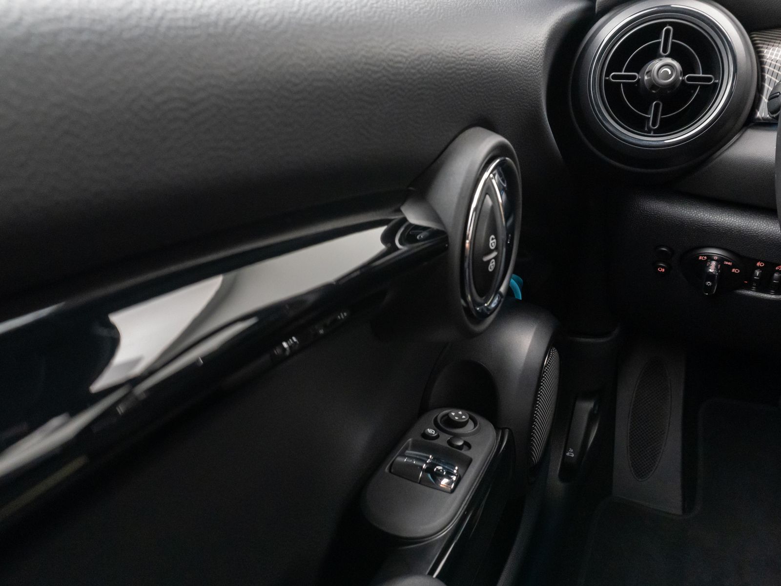 Fahrzeugabbildung MINI COOPER SE Resolute Edition PDC hinten LED Navi