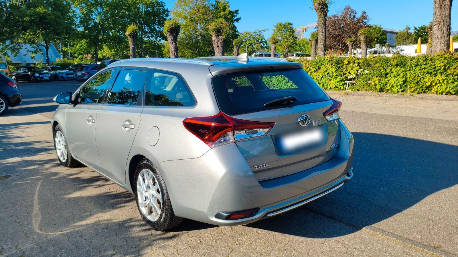 Toyota Auris 2015 — engine 111 HP (82kW)