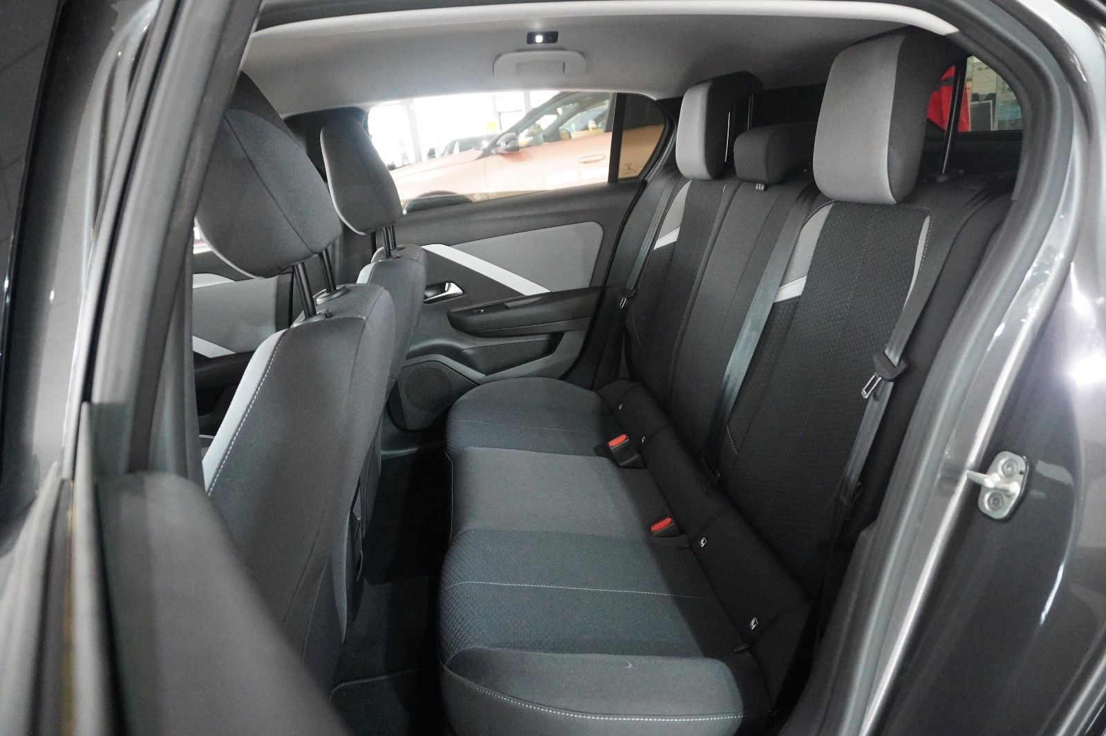 Fahrzeugabbildung Opel Astra L Lim. 1.6 HYBRID BUSINESS NAVI/LED/KAMERA