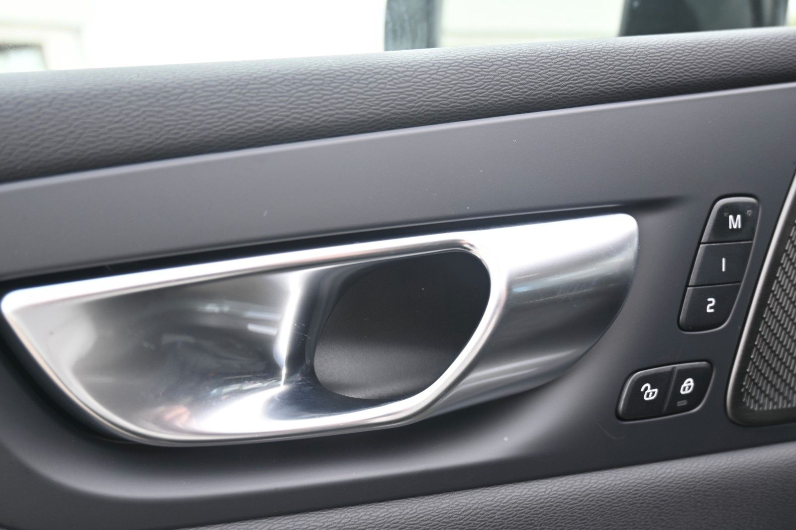 Fahrzeugabbildung Volvo XC60 Recharge T6 AWD Plus Dark