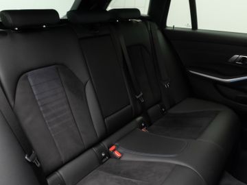 Fahrzeugabbildung BMW 330e Tour M Sport Komfortzugang Kamera 18"M LMR