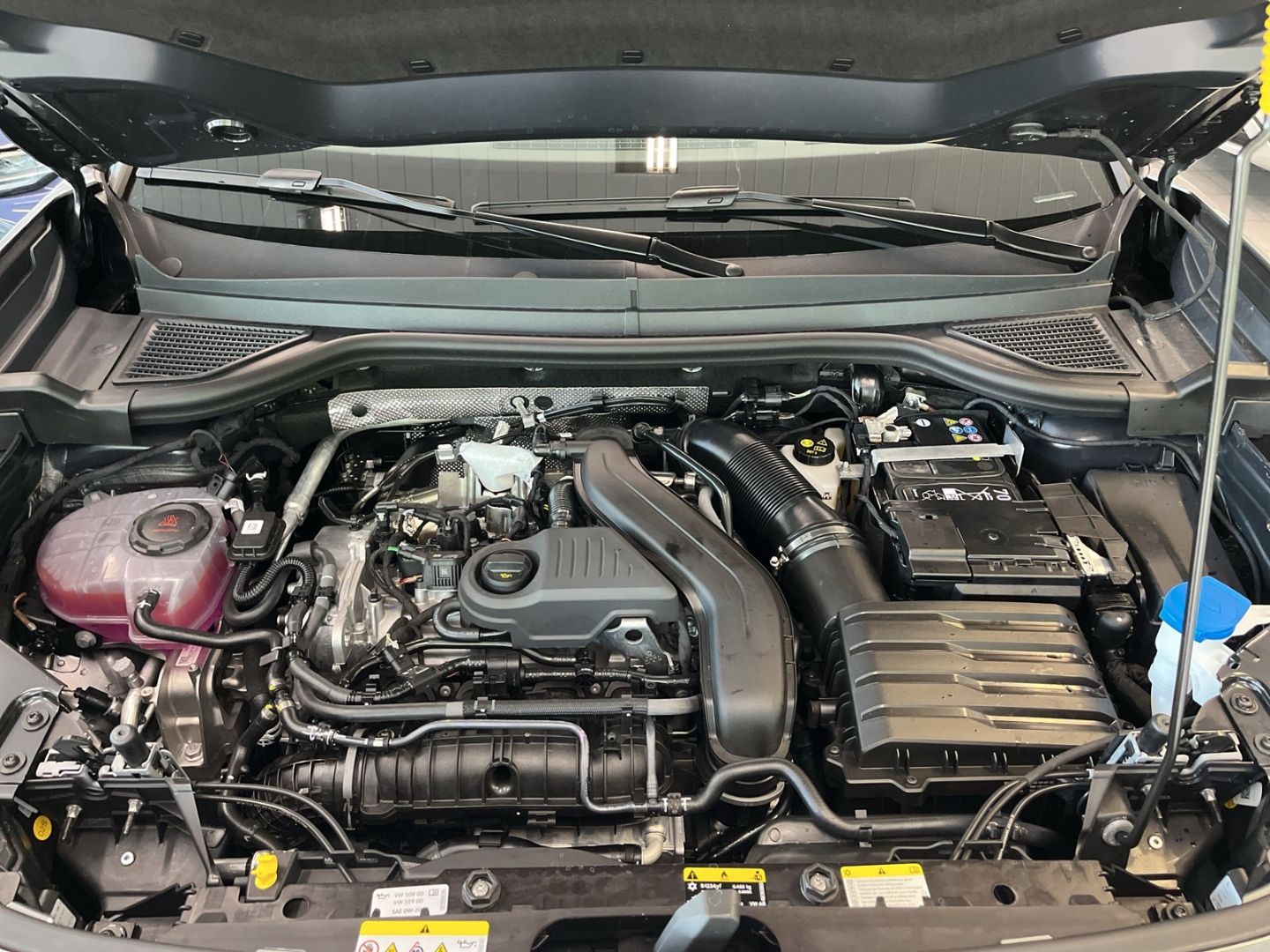 Fahrzeugabbildung Volkswagen T-Roc Style 1.5 eTSI DSG HUD AHK-el. klappb. Nav