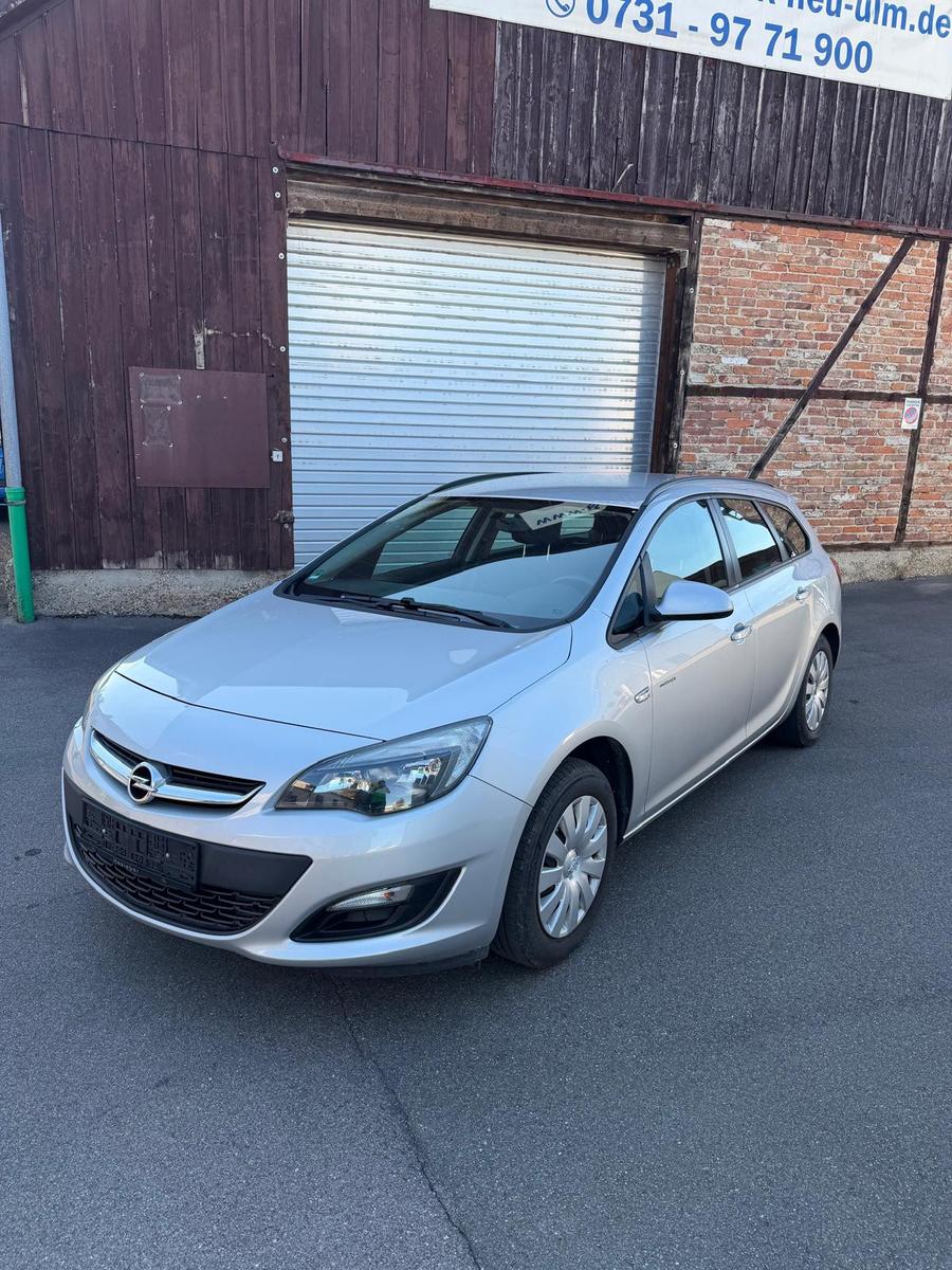 Opel Astra 2015 — rear view