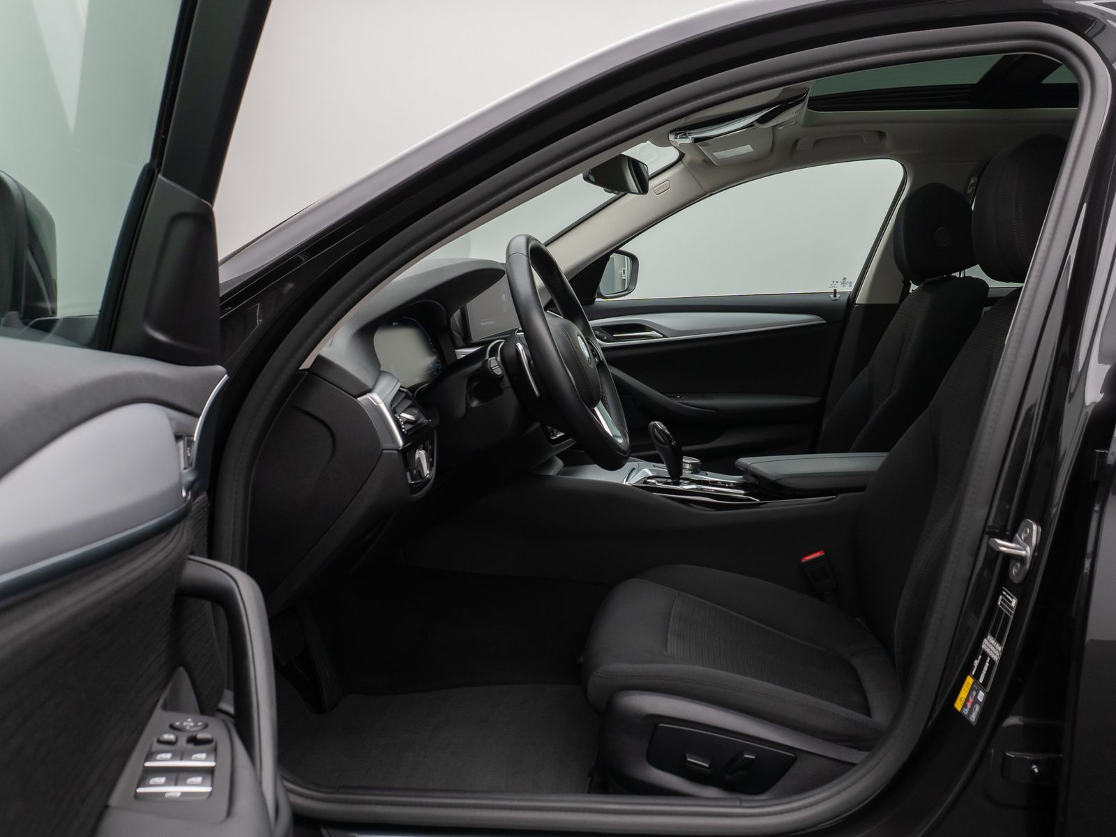 Fahrzeugabbildung BMW 530e xD Panorama DAB CockPitPro Alarm PDC 19Zoll