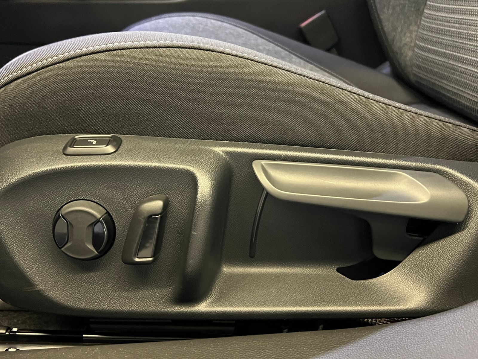 Fahrzeugabbildung SKODA Superb Combi Selection 1.5 TSI mHEV DSG *AHK, LE