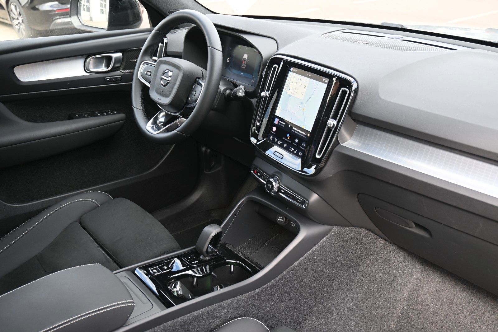 Fahrzeugabbildung Volvo XC40 B4 DKG Plus Black Edition*FSHZG*360°*ACC
