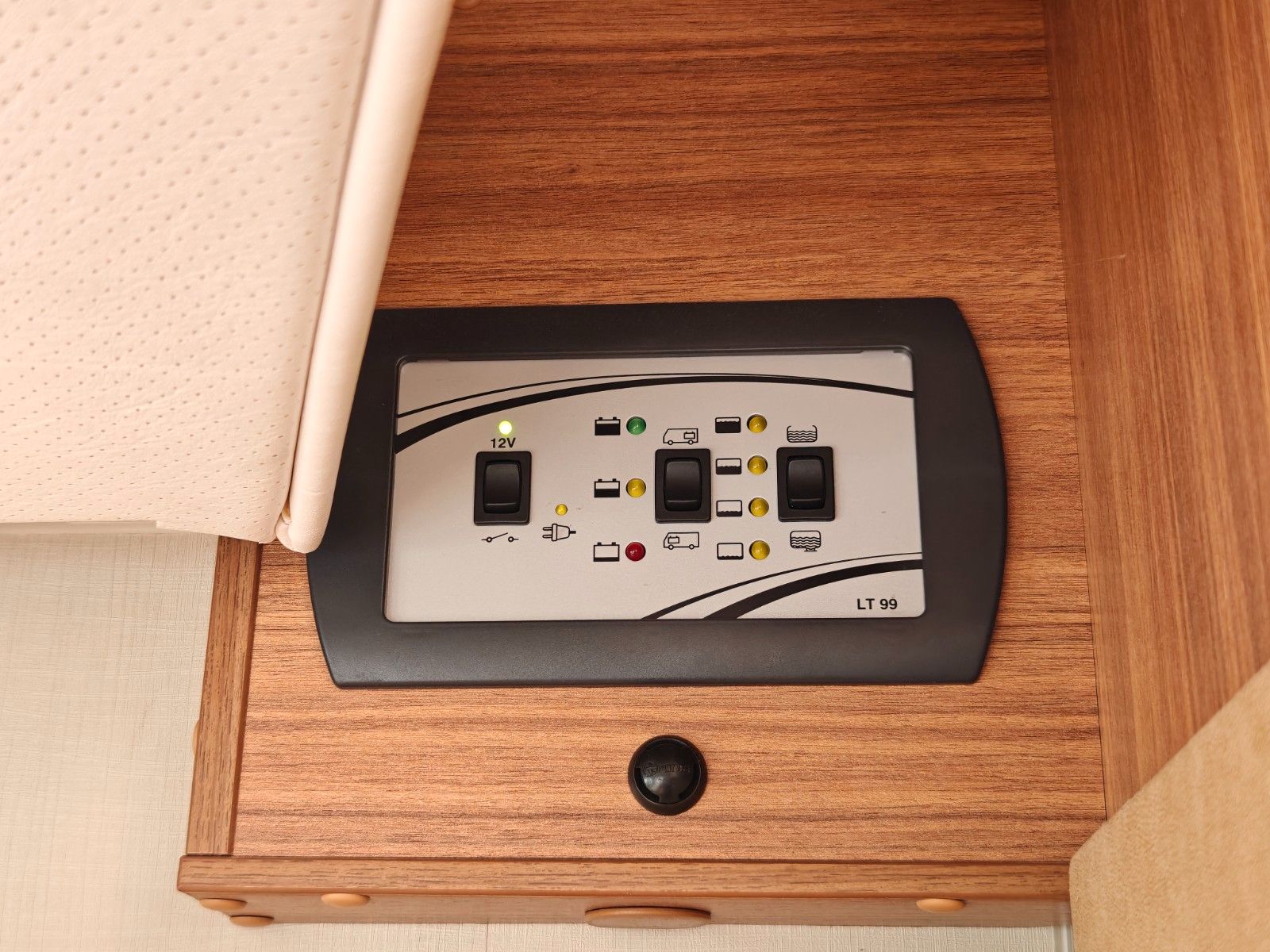 Fahrzeugabbildung Carado T-334 - Hubbett, SAT, TV, Navi, Markise -