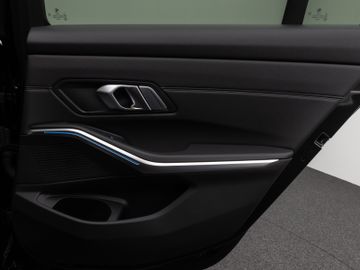 Fahrzeugabbildung BMW 330e M Sport Panorama Kamera HUD DAB HiFi Komfor