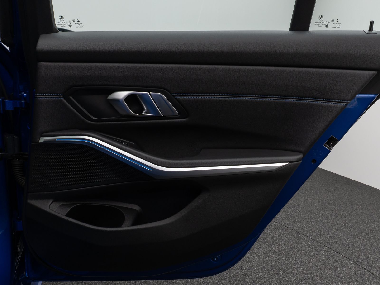 Fahrzeugabbildung BMW 330e  M Sport Panorama Laser Kamera HUD HiFi