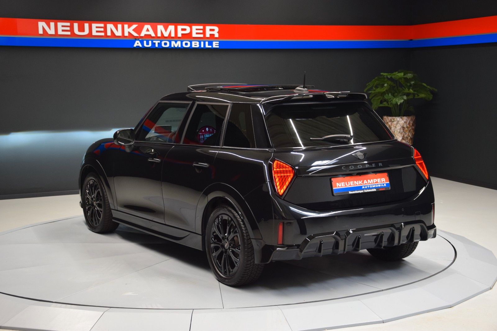Fahrzeugabbildung MINI Cooper C John Cooper Works Trim M HuD Pano Leder