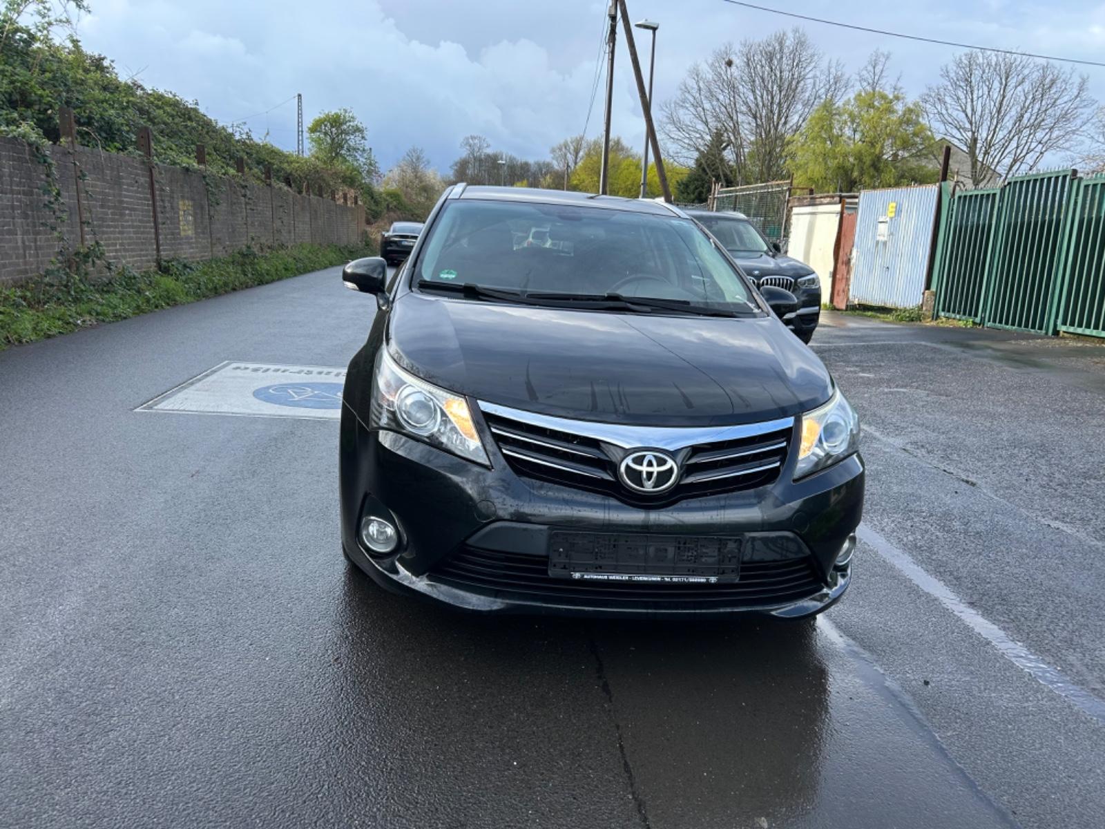 Toyota Avensis 2015 — interior