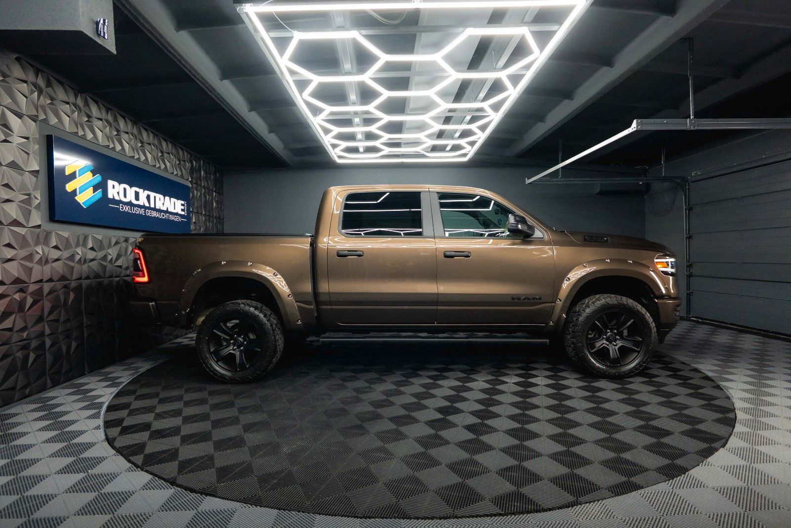 Fahrzeugabbildung Dodge RAM 5.7 V8 HEMI 4x4 OFFROAD Night Limited 19%