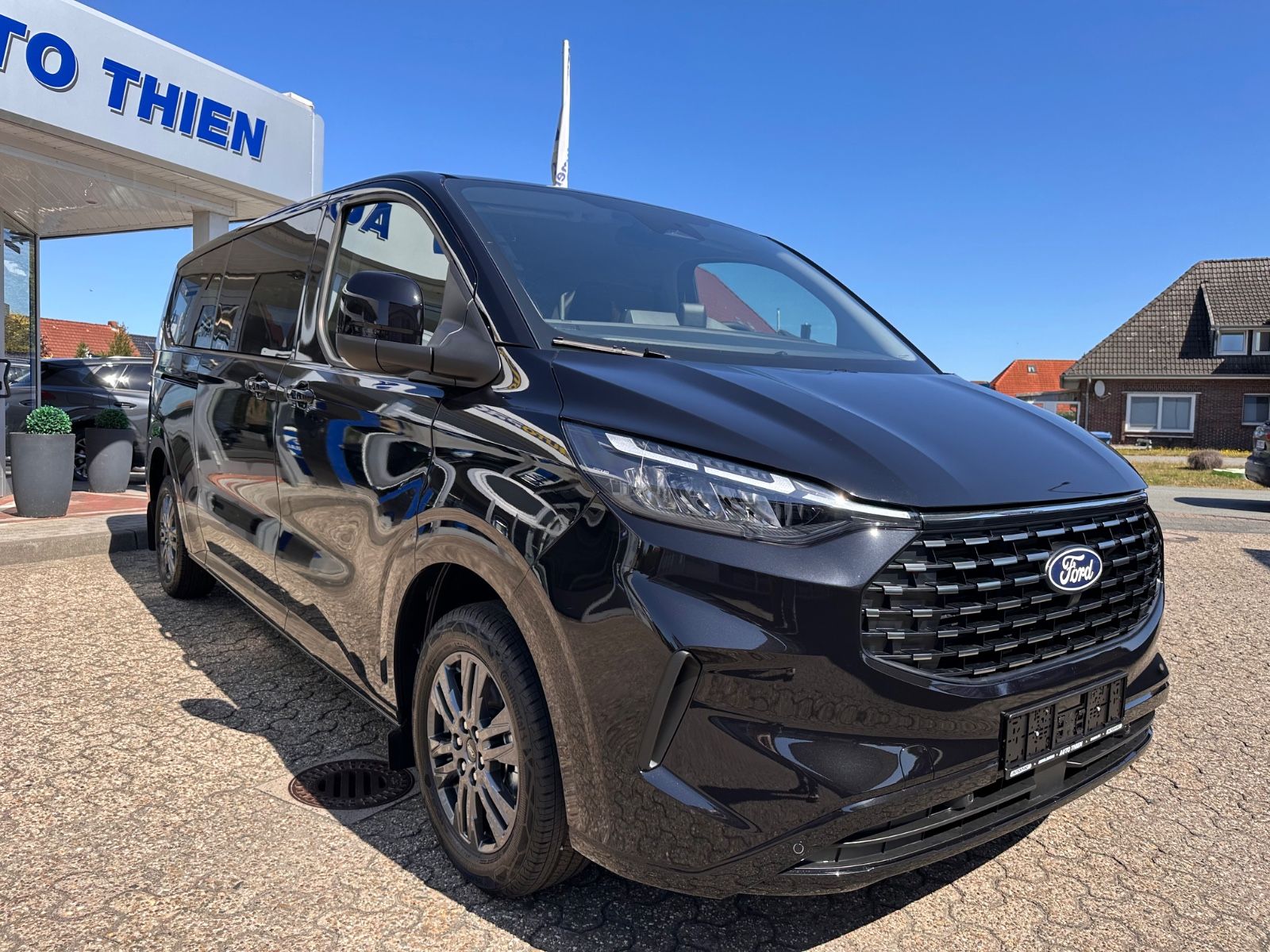 Fahrzeugabbildung Ford Tourneo Custom 2.0 EcoBlue 320 L2  Titanium Aut.