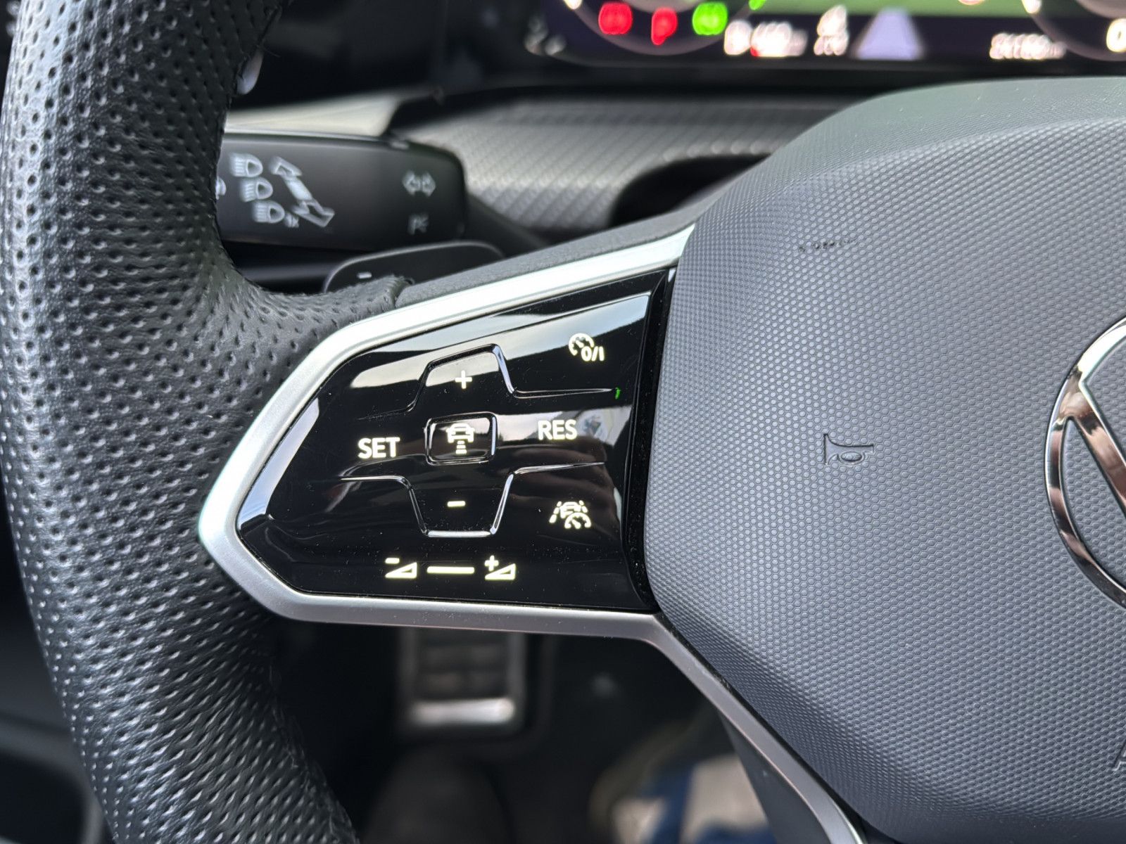 Fahrzeugabbildung Volkswagen Golf 2.0 TDI R-Line 150 PS/ PANO/ ACC/ HARMAN