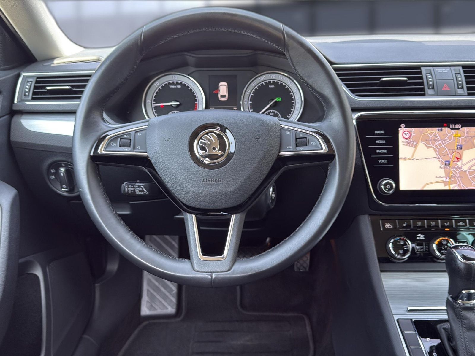 Fahrzeugabbildung SKODA Superb Combi 2.0 TDI / unfallfrei /AHK