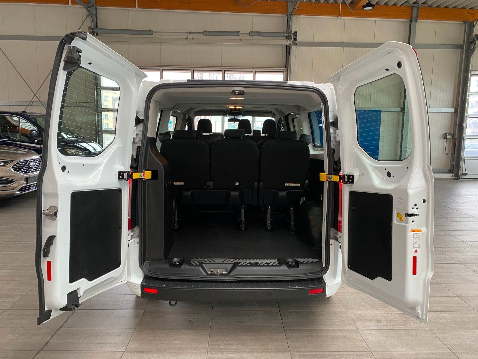 Fahrzeugabbildung Ford Transit Custom Kombi 320 L2 Trend DAB Parkpilot