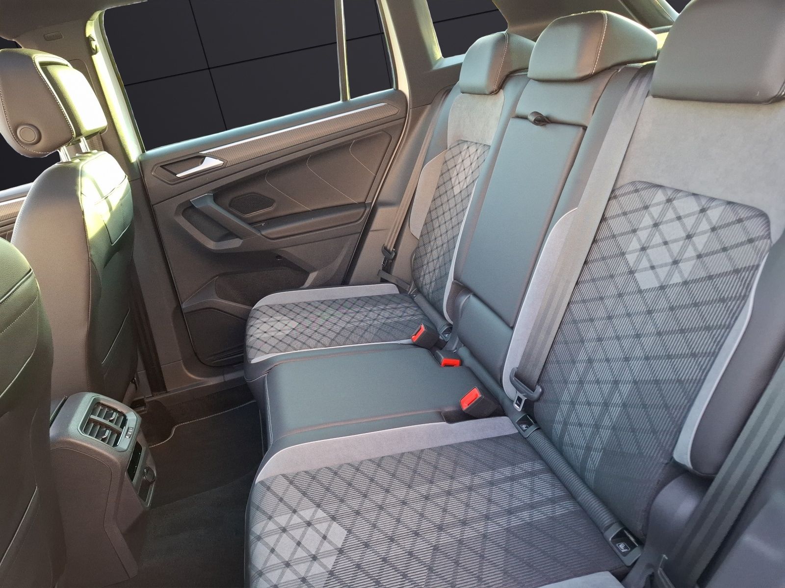 Fahrzeugabbildung Volkswagen Tiguan eHybrid R-Line DSG Matrix AHK Navi Pano A