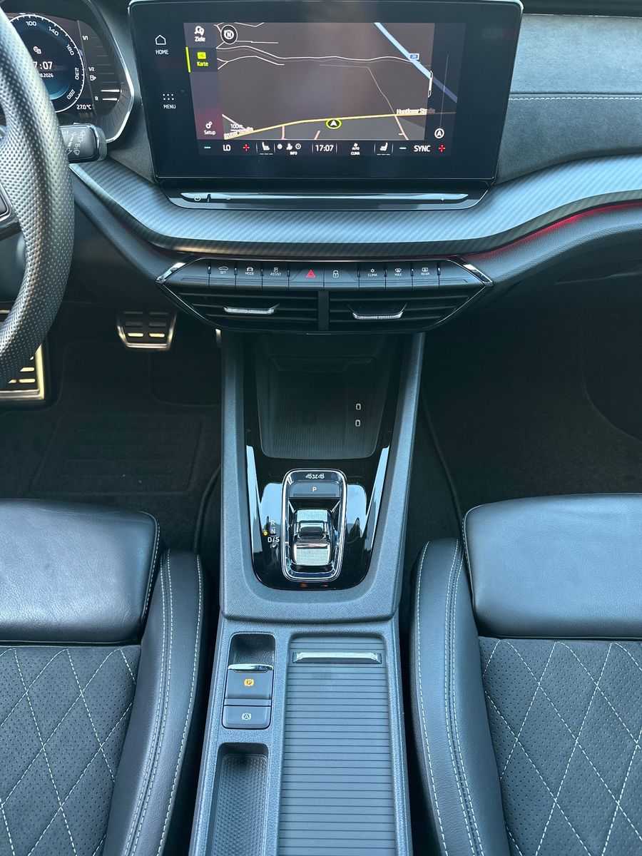 Fahrzeugabbildung SKODA Octavia Combi RS 4x4 Challenge NAV+MATRIX+AHK