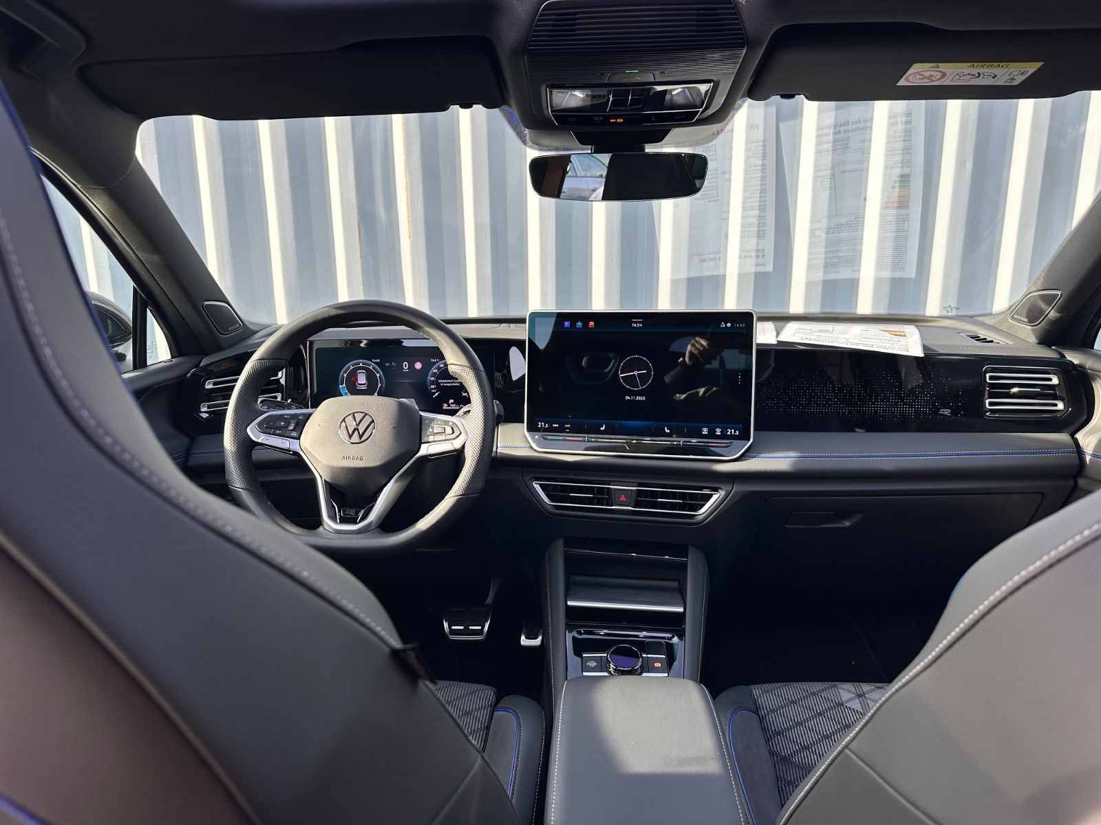Fahrzeugabbildung Volkswagen Tiguan 1.5 eTSI R-Line*Panorama-Dach*AHK*SHZ*LHZ