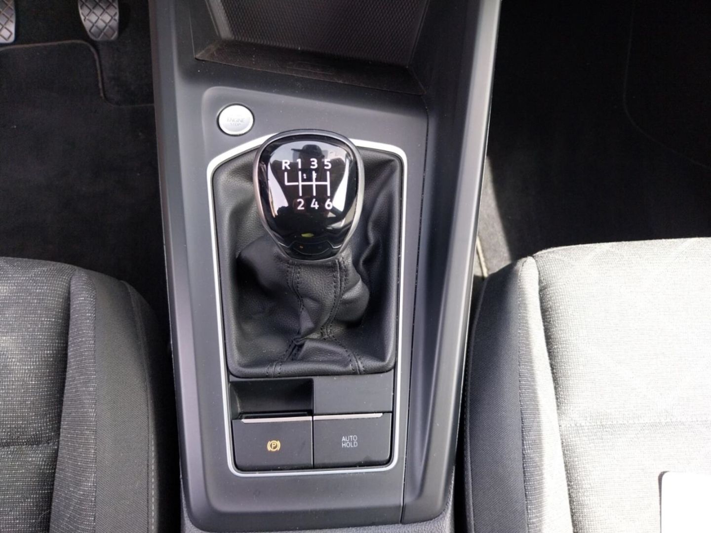 Fahrzeugabbildung Volkswagen Golf 1.5 TSI Life Navigation Parksensoren