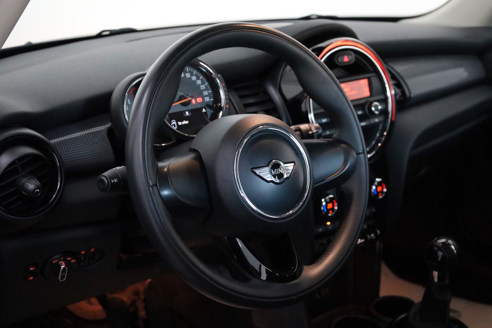 Fahrzeugabbildung MINI ONE FIRST Mini 5-trg. SH,PDC,8-fach bereift