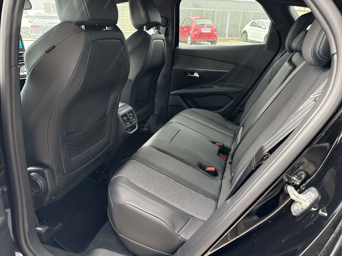 Fahrzeugabbildung Peugeot 3008 Hybrid 225 Allure Pack Navi Digitales Cockp