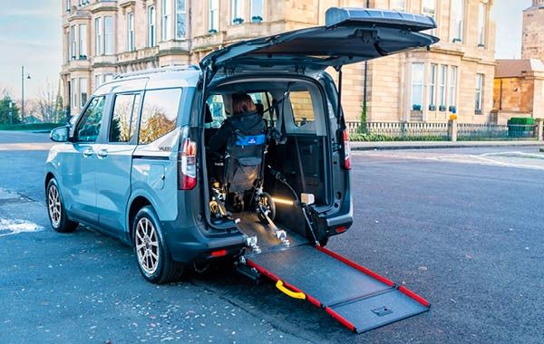 Ford Tourneo Courier 'RE' Rollstuhlgerecht-Rampe 4+1 imagem 3