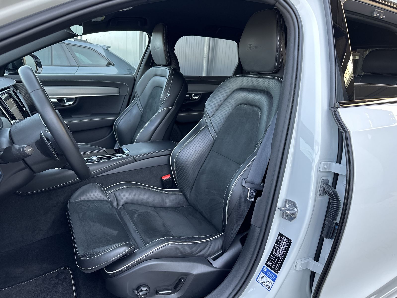 Fahrzeugabbildung Volvo V90 T8 AWD R-Design Hybrid NAV+LED+KAM+H&K+19ZO