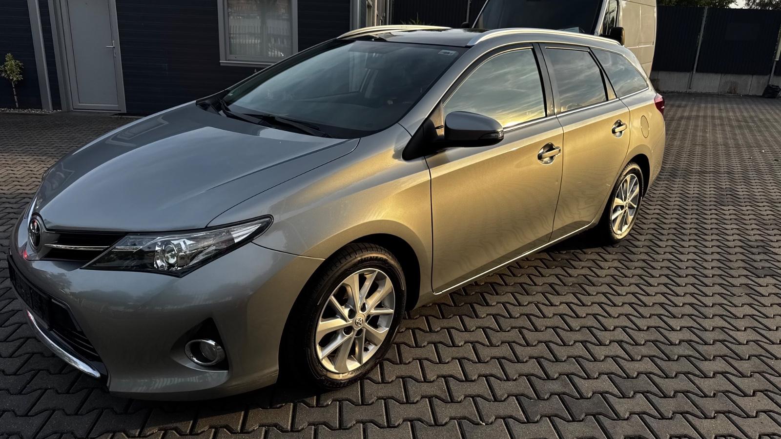Toyota Auris Touring Sports Life+