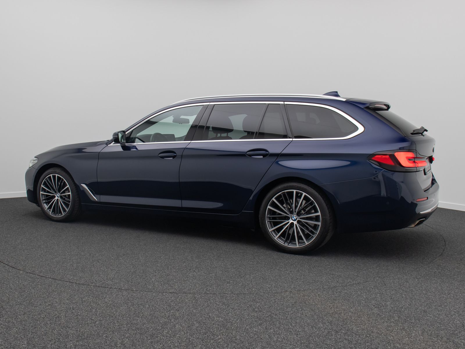 Fahrzeugabbildung BMW 530d Luxury Line DAB Kamera HUD Leder H/K 19Zoll