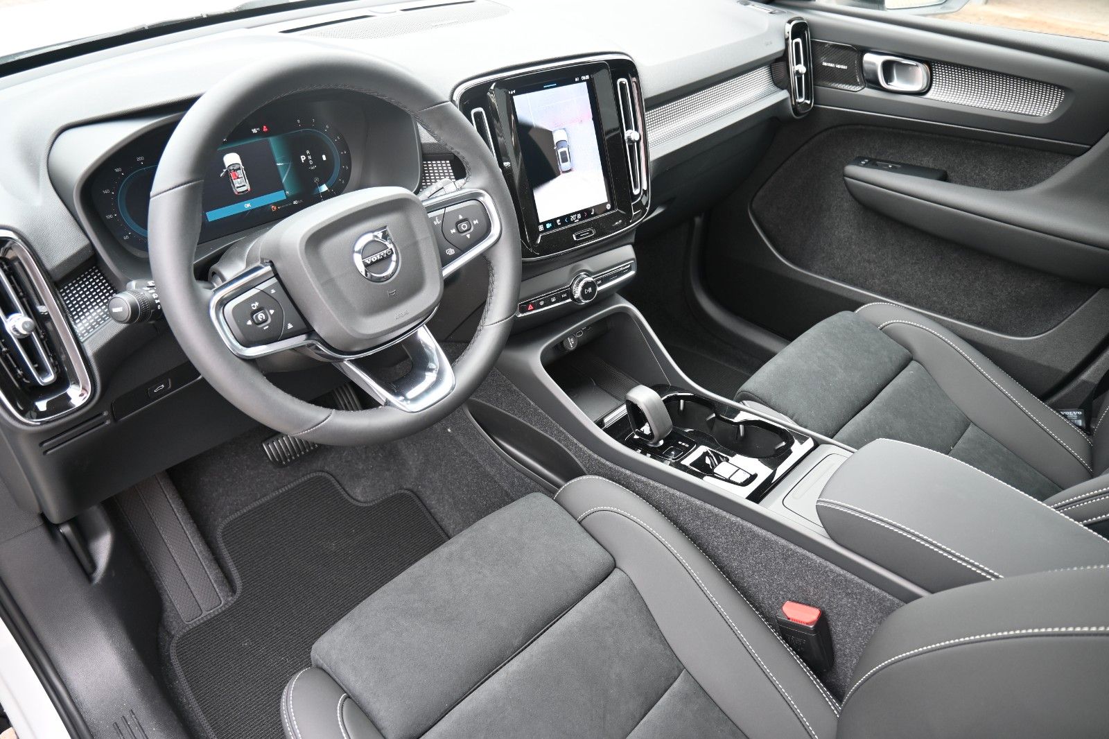 Fahrzeugabbildung Volvo XC40 B4 DKG Ultra Dark*FSHZG*PANO*360°*ACC