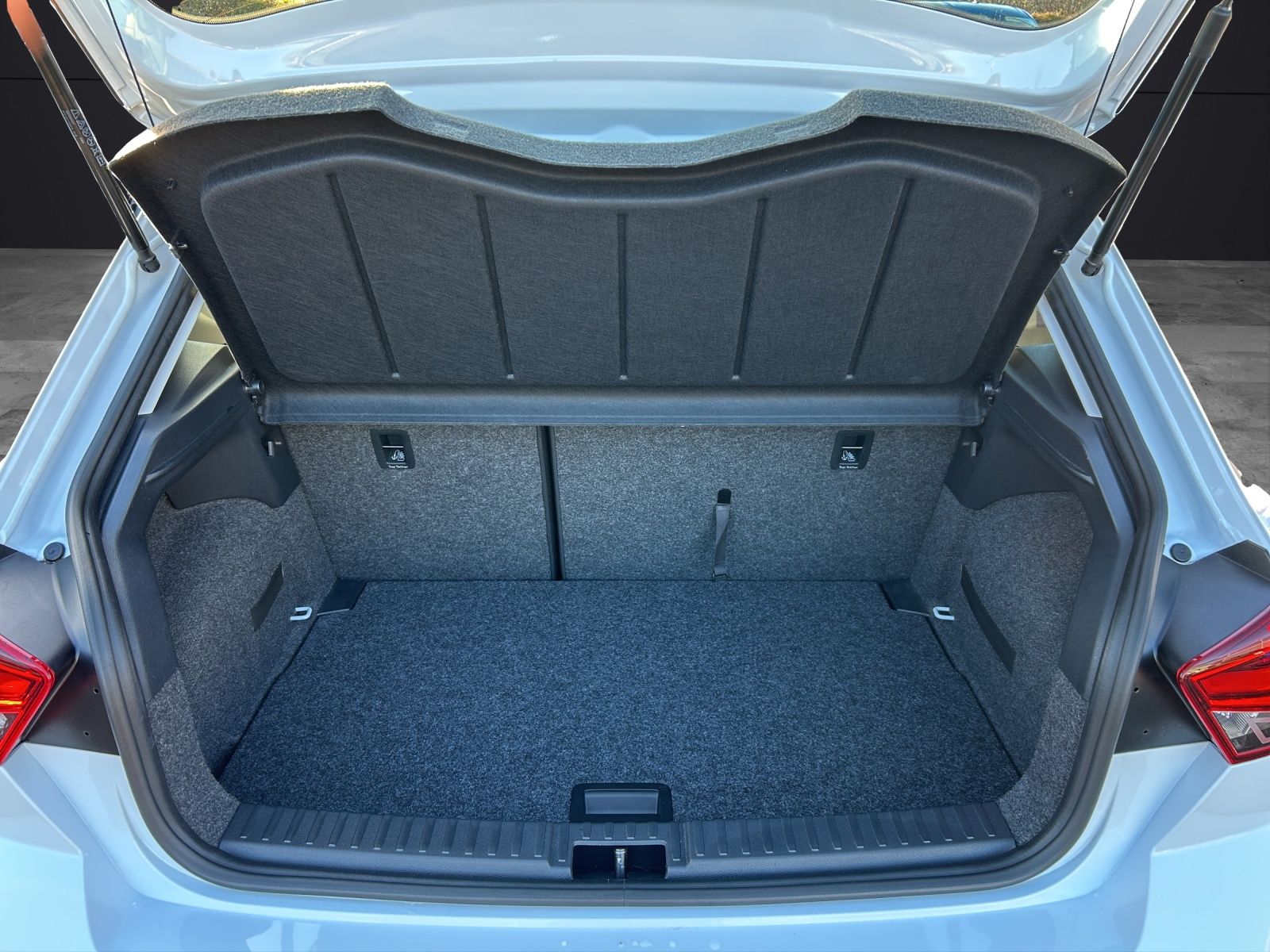 Fahrzeugabbildung SEAT Ibiza TSI Style DSG LED Navi AID ACC RFK SH