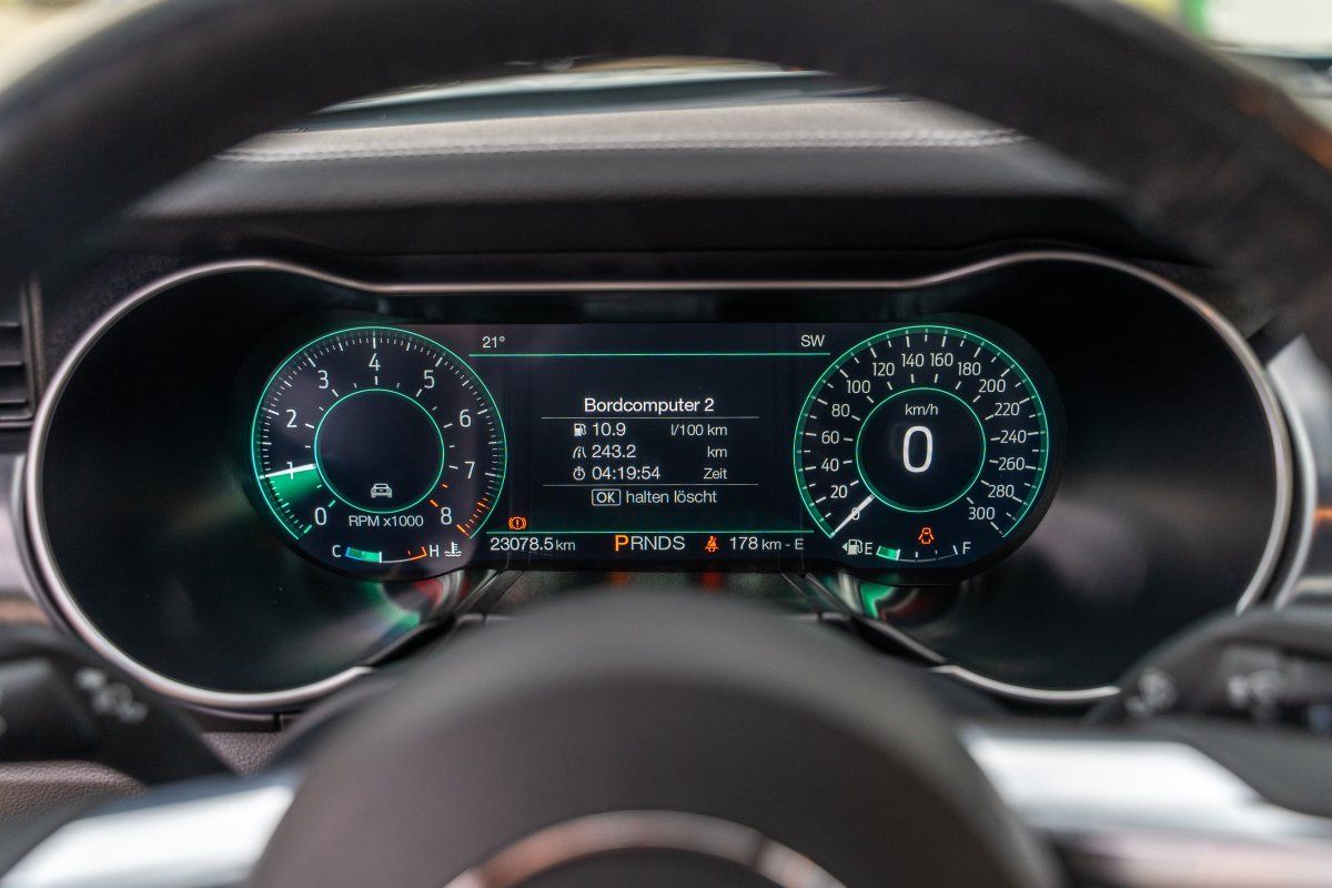 Ford Mustang (Mach1 5.0 V8 Styling-Paket/1.Hand)
