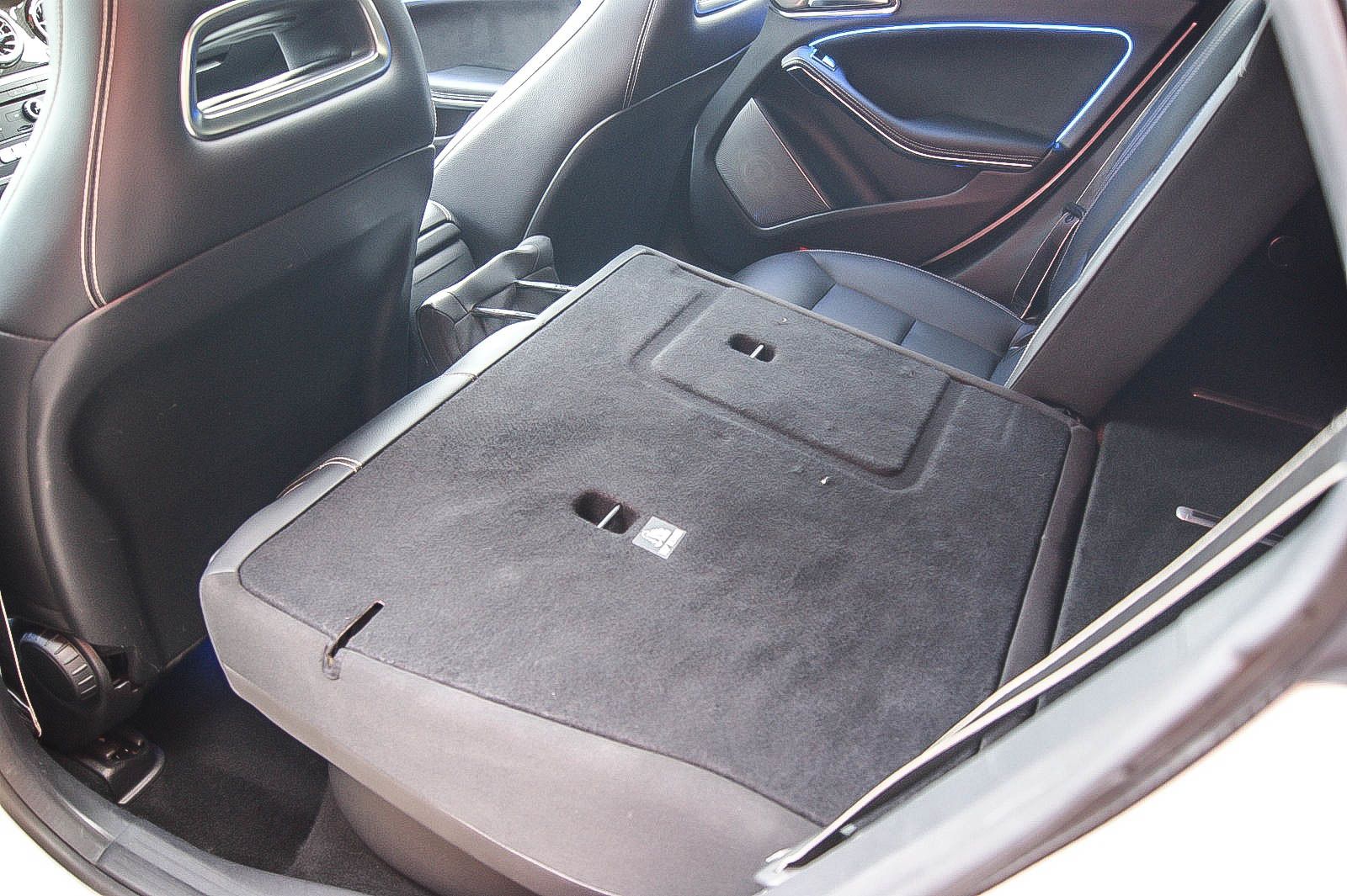 Fahrzeugabbildung Mercedes-Benz CLA 180 7G-DCT Urban Style Edition AMG PANORAMA