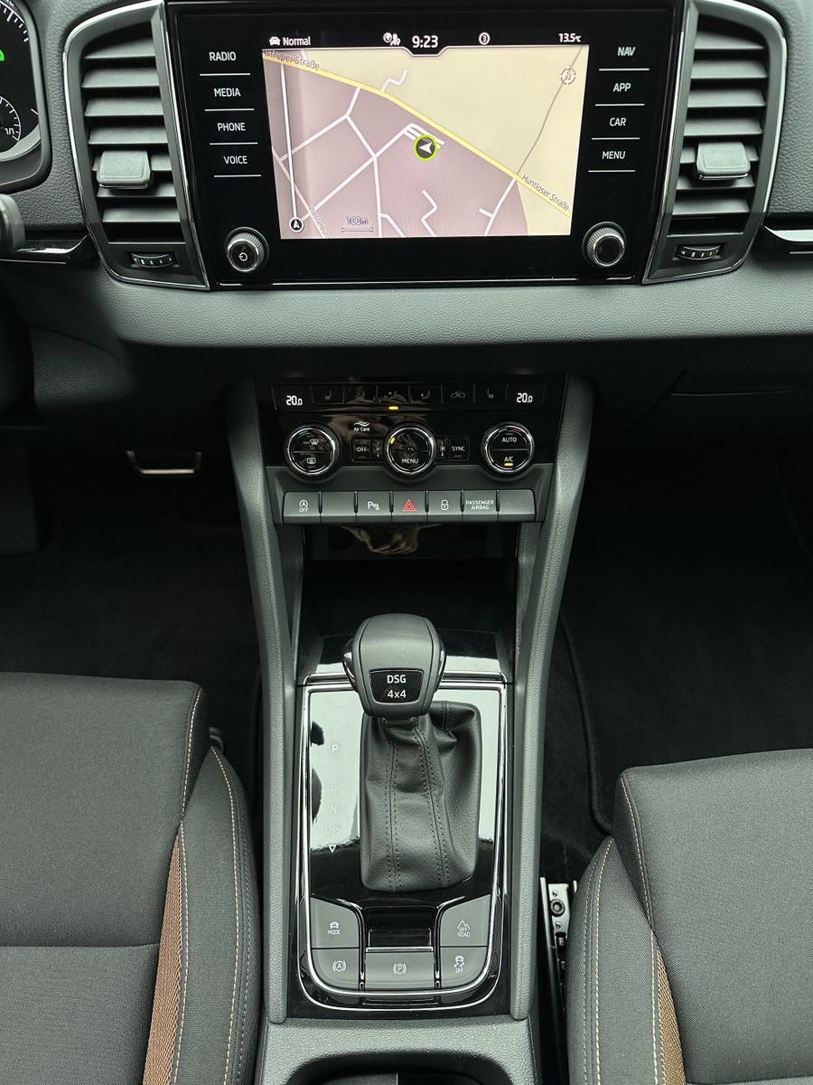 Fahrzeugabbildung SKODA Karoq 2.0 TDI DSG 4x4 Scout NAV+LED+SHZ+18ZO+PP
