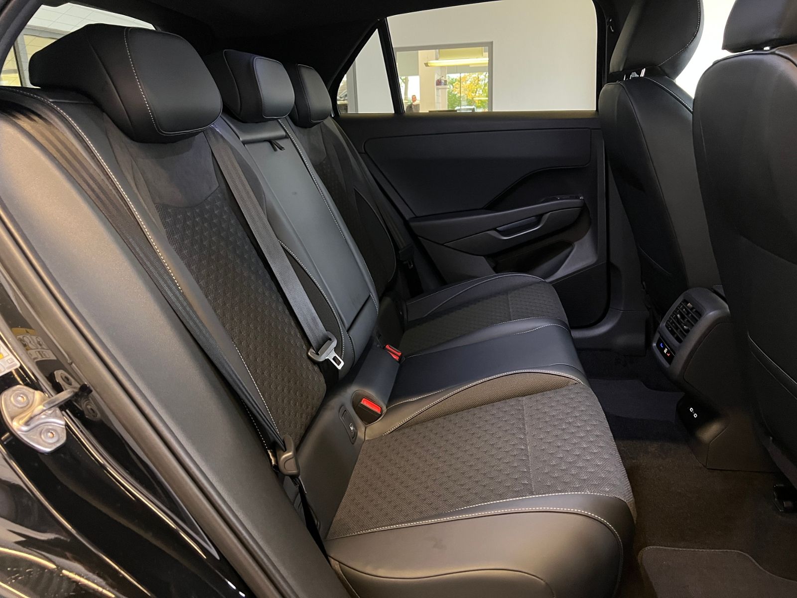 Fahrzeugabbildung Volkswagen T-Roc R-Line 1.5 eTSI DSG *AHK, LED, ACC, Kamera