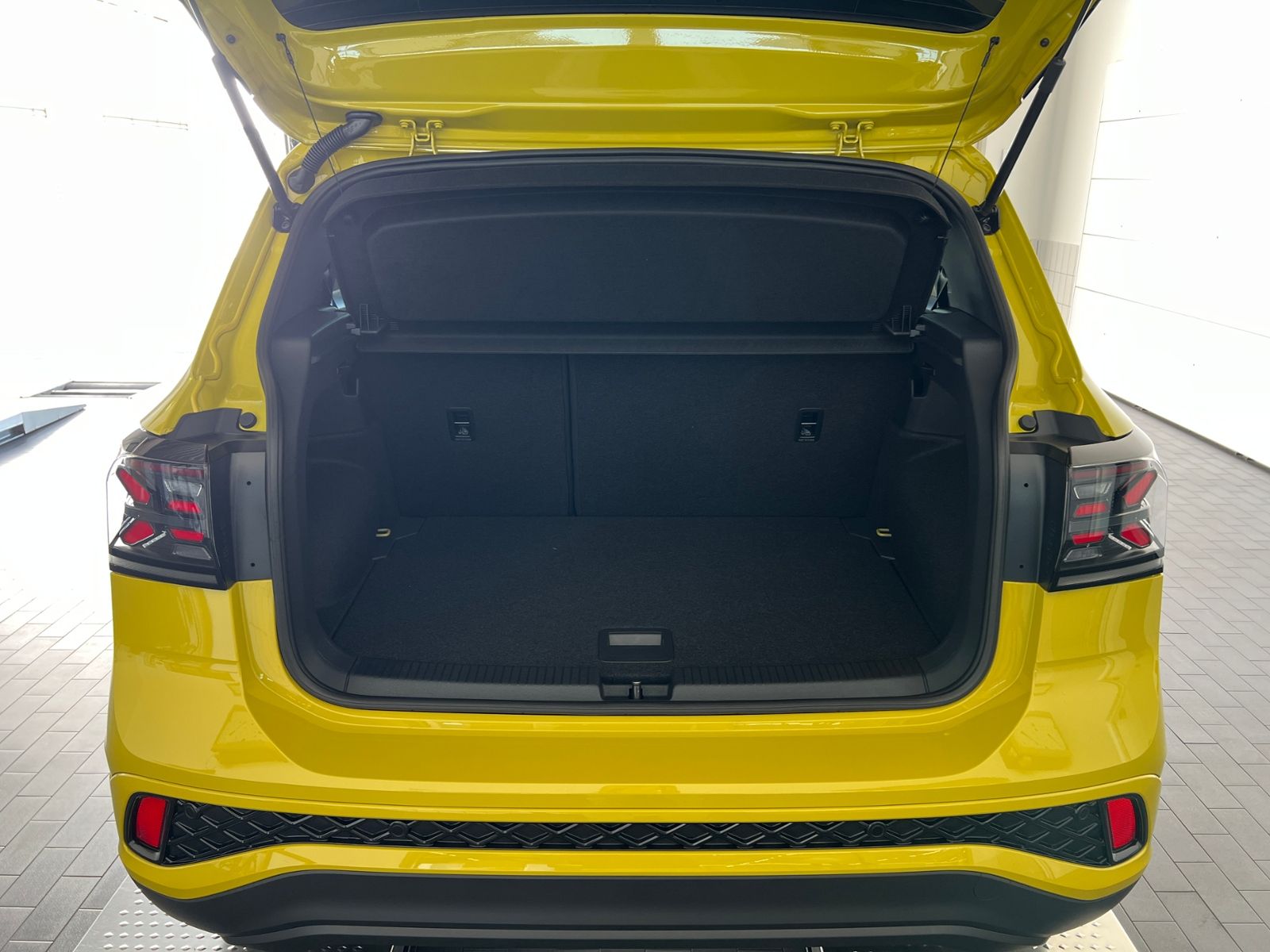 Fahrzeugabbildung Volkswagen T-Cross R-Line 1.5 TSI DSG *AHK,BlackStyle,Navi,