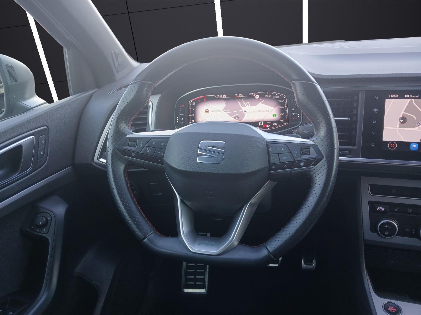 Fahrzeugabbildung SEAT Ateca TSI FR-Line DSG LED AHK Navi AID ACC RFK S