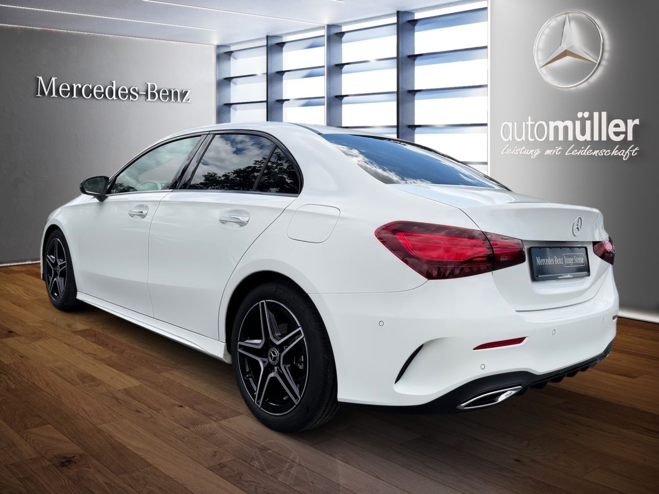 Fahrzeugabbildung Mercedes-Benz A 180 Limousine AMG+NIGHT+KEYLESS+LENKRADHEIZ+
