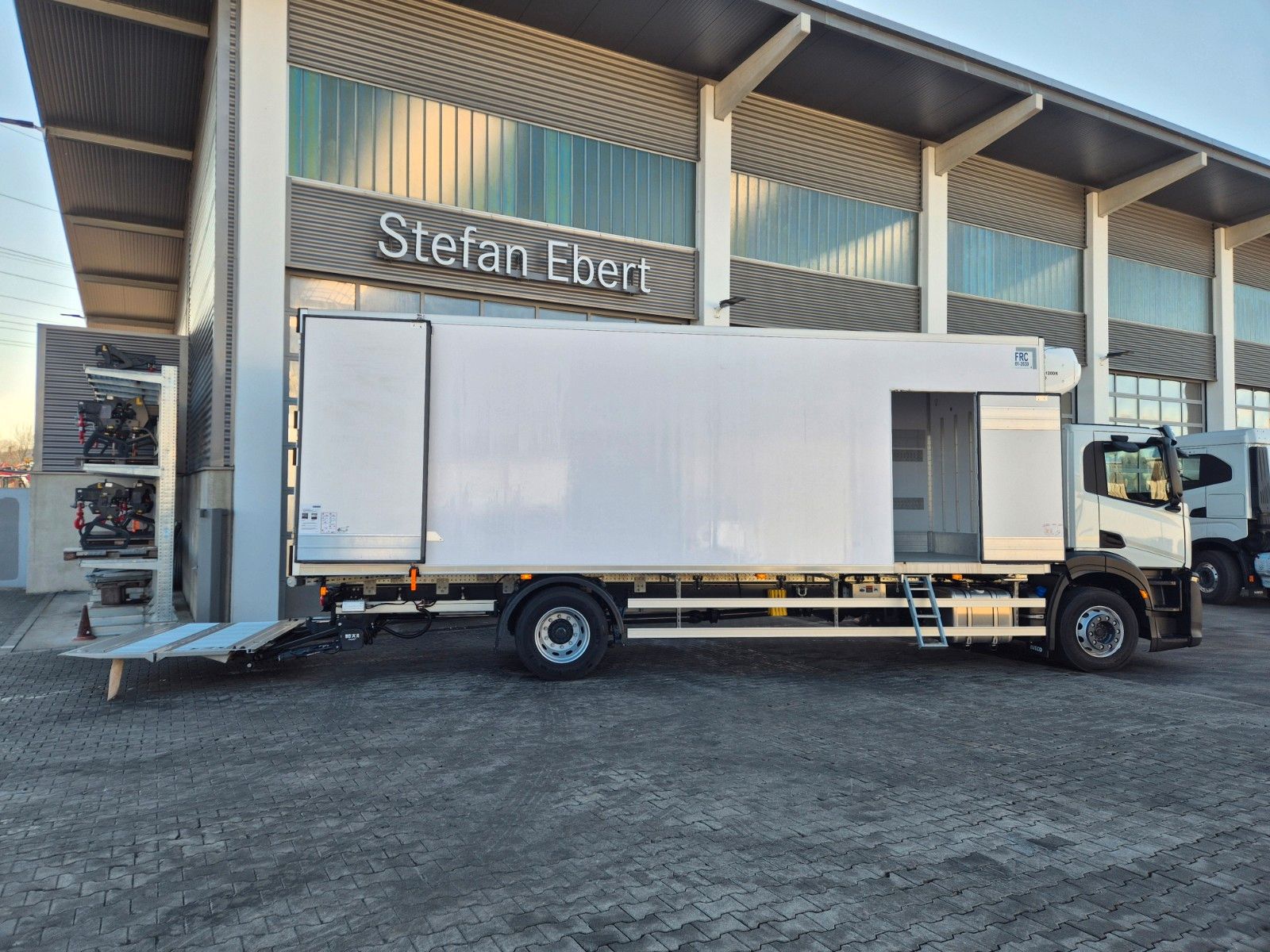 Fahrzeugabbildung Iveco S-Way 400 4x2 Kühlkoffer, LBW, Thermoking T1200R