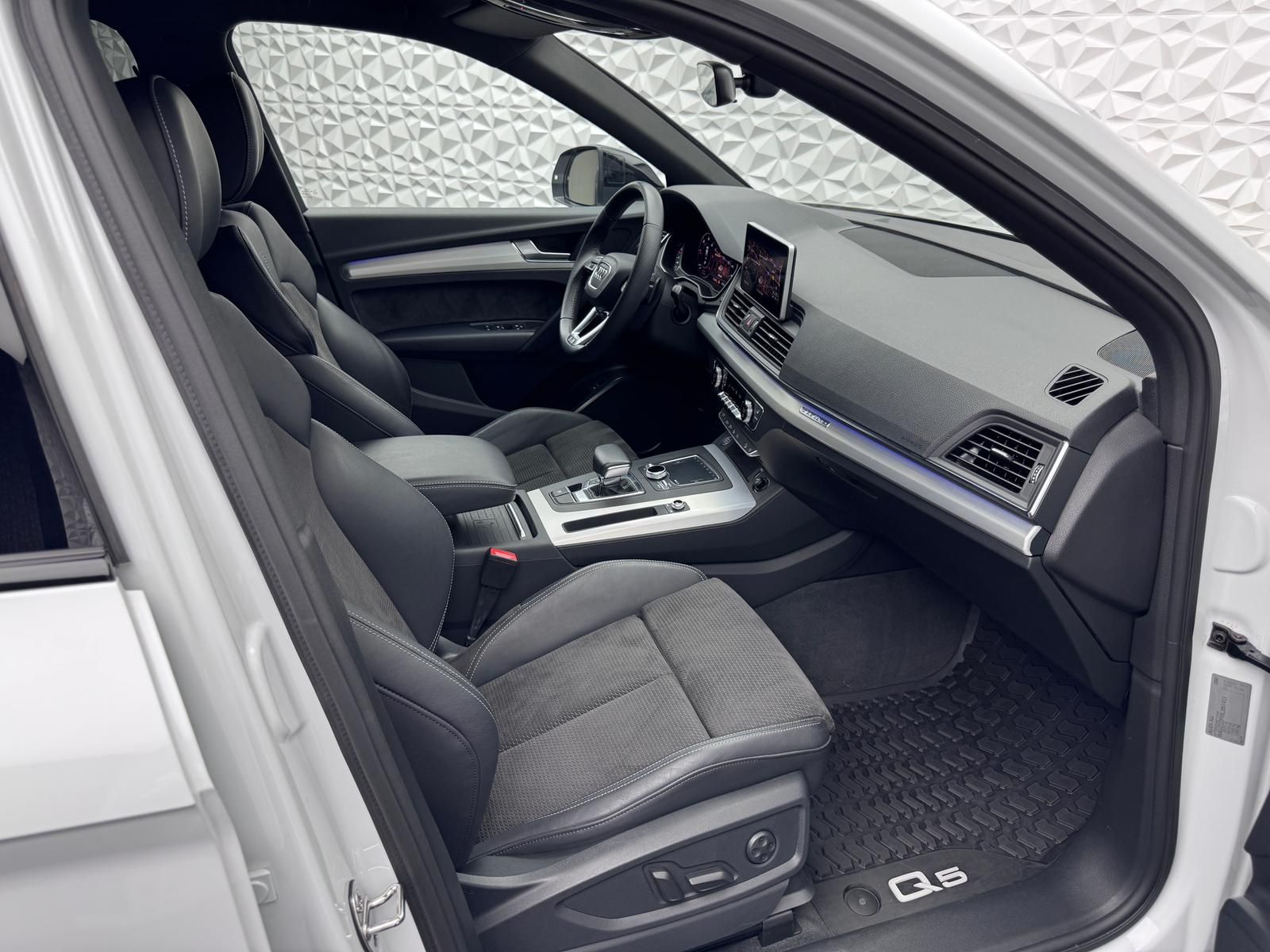 Fahrzeugabbildung Audi 40 TDI S-LINE/QUATTRO/ACC/AHK/VIRUTAL/360°/DAB