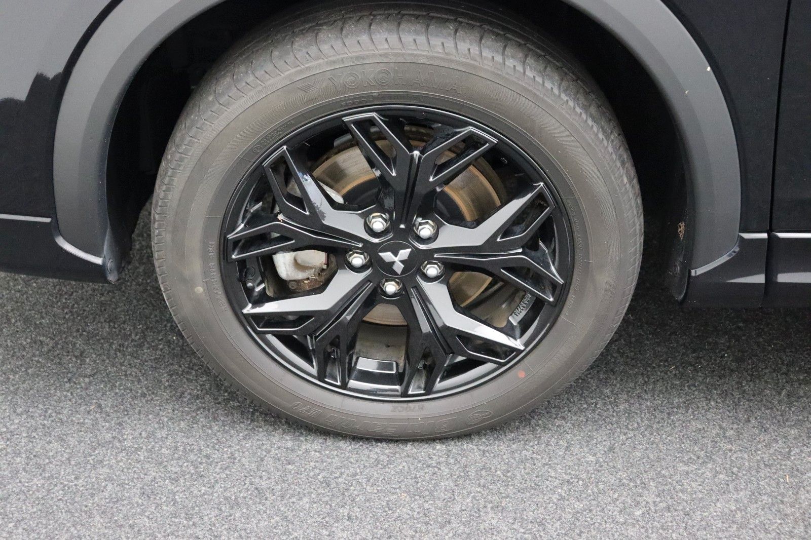 Fahrzeugabbildung Mitsubishi Eclipse Cross 2.4 Plus Select Black Hybrid 4WD