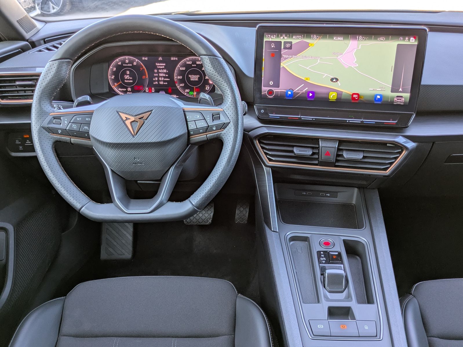 Fahrzeugabbildung CUPRA Leon 1.5 eTSI DSG MATRIX-LED*AHK*ACC*KAMERA*18"