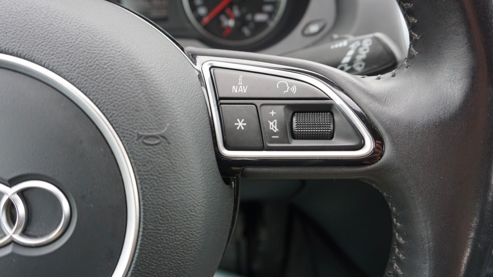 Fahrzeugabbildung Audi Q3 S Line, Navi, LED, AHK, Keyless, Start & Stop