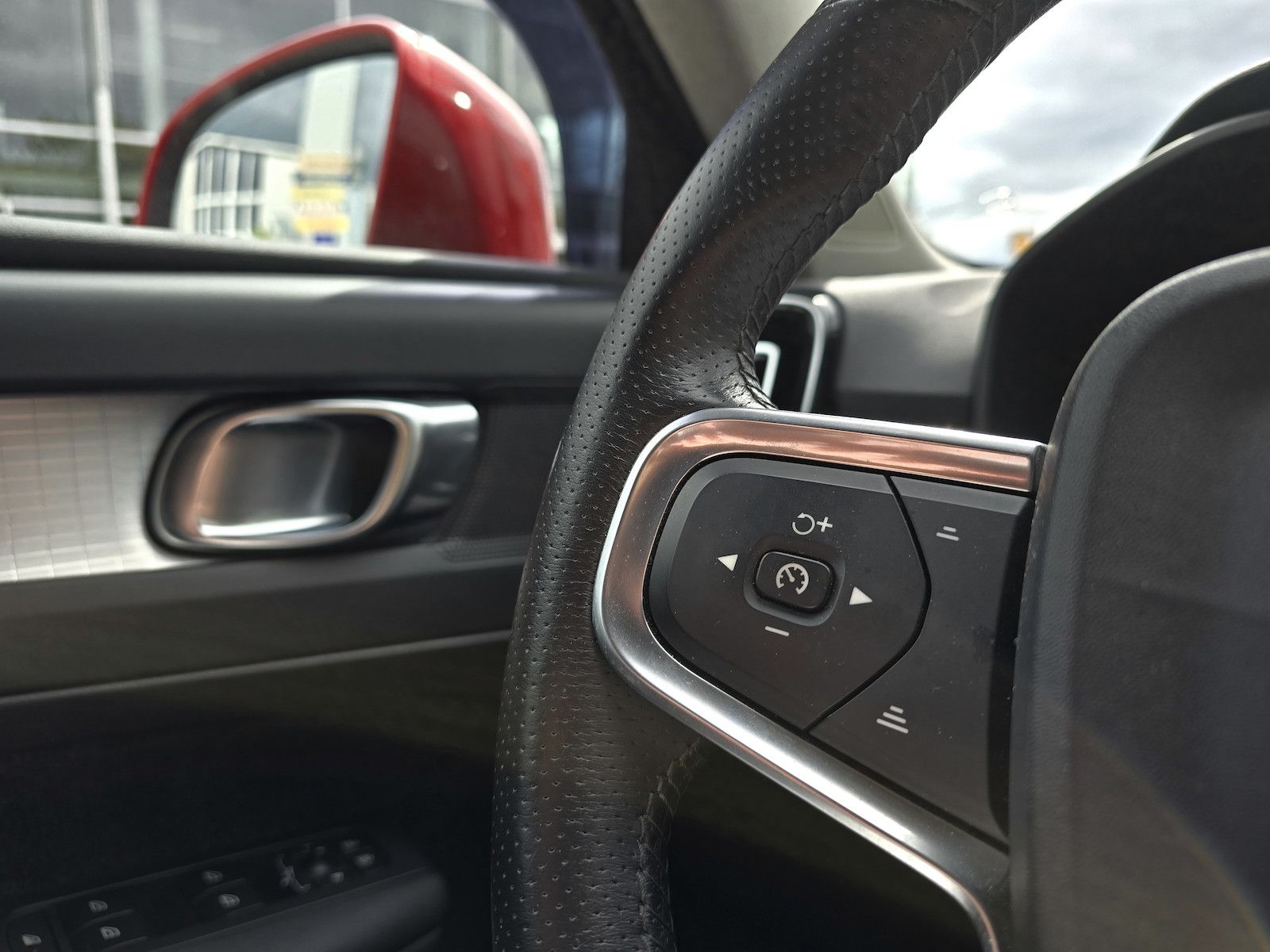 Volvo XC40 T4 MOMENTUM AWD KLIMA LEDER PRO-PAKET LED foto 17