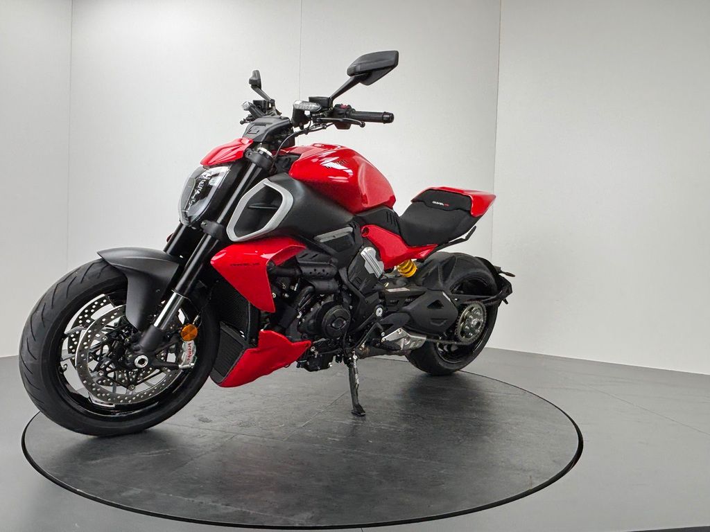 Fahrzeugabbildung Ducati DIAVEL V4 *NEUWERTIG *1. HAND